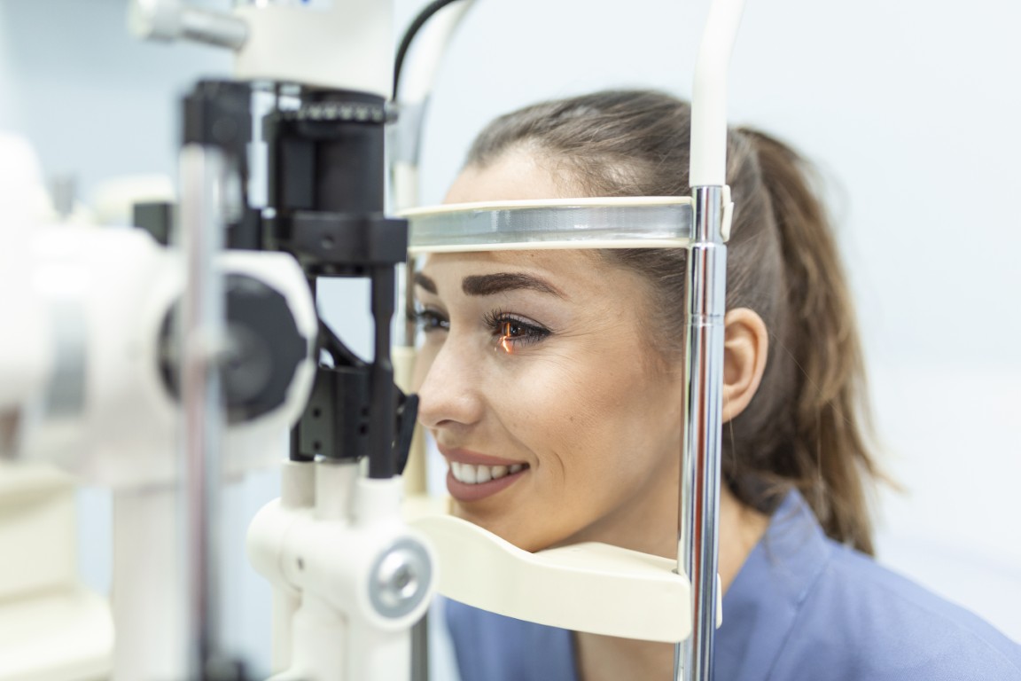 eye-doctor-with-female-patient-examination-modern-clinic-ophthalmologist-is-using-special-medical-equipment-eye-health.jpg Oftalmologia